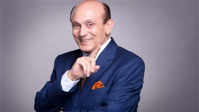 محمد صبحي باكيًا 