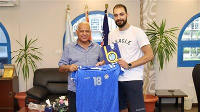 محمد عفيفي يدعم طائرة سموحة