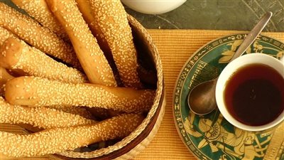 4 مخاطر صحية لتناول البقسماط بالشاى 