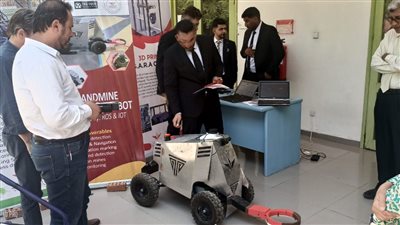 روبوت لكشف الألغام باستخدام التوأم الرقمي في جامعة هليوبوليس