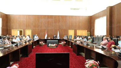 محافظ البحر الأحمر يبحث تحسين جودة الخدمات المقدمة للمواطنين 