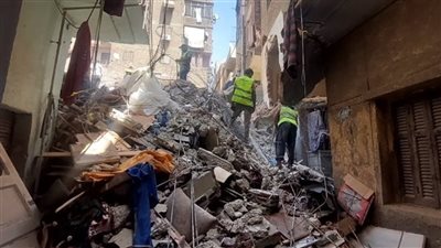 مصرع شخص وإصابة 2 آخرين .. الحصيلة الأولية في انهيار عقار الخليفة 