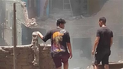 انتشال جثة سيدة مسنة من أسفل أنقاض عقار الخليفة