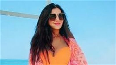 مي عمر بفستان ناعم مزين بألوان مبهجة