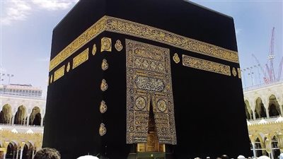 ألوان كسوة الكعبة عبر العصور.. وسر بقاء الأسود حتى الآن
