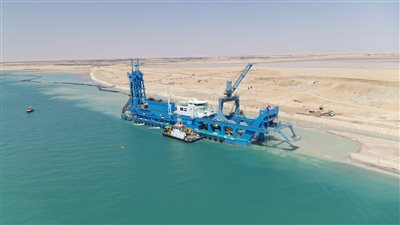  94 % إنجازًا في مشروع التوسعة والتعميق بقناة السويس