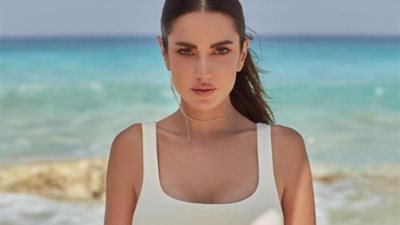 درة تهوس متابعيها بكروب توب ومكياج ترابي في شوارع إيطاليا