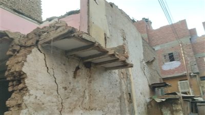 إنهيار عقار مكون من طابقين بطوب بكوم أمبو بأسوان 