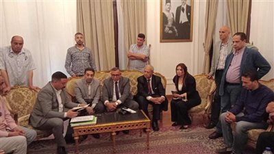 رئيس الوفد يستمع لمطالب أهالي 