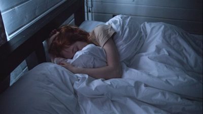عادات يومية تدمر نومك.. تخلص منها فورًا 