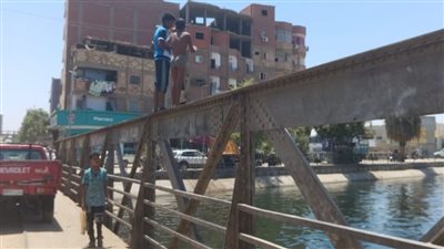 السباحة في ترعة كاسل وسيلة الأطفال للهروب من حرارة الجو بكوم امبو