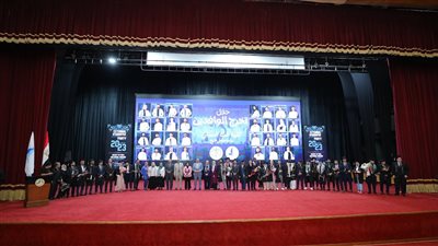 رئيس جامعة كفر الشيخ يشهد تخريج الطلاب الوافدين بطب الأسنان