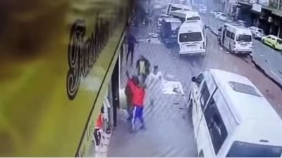 انفجار قوي يشق الطريق ويطيح بالسيارات في جوهانسبرج.. فيديو