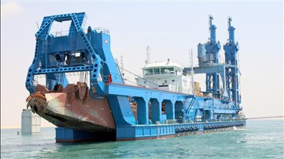 أقوى كراكة في العالم تدخل معركة توسعة مجرى قناة السويس.. فيديو