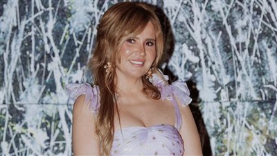 هنا شيحة تستعرض جمالها في شوارع دبي| صور
