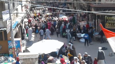 كفر الدوار فى قبضة الباعة الجائلين.. والمحليات تكتفى بمتعة المشاهدة 