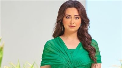 هبة مجدي تسير على خطى الأميرات بالفوشيا الناعم 