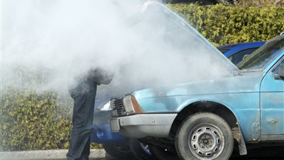 خبير مروري يضع 10 نصائح لفحص السيارة قبل السفر في الحر الشديد