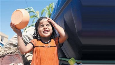 أطفال المخيمات يتحدون الحر والحرب بالابتسامة 