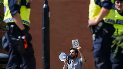 دنماركيون يحرقون نسخة من القرآن أمام السفارة العراقية بكوبنهاجن