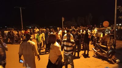 خطف نائب سابق في بوركينا فاسو.. والشباب يغلقون الطرق الرئيسية