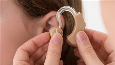 أجهزة السمع تساعد على تقليل الإصابة بالخرف.. دراسة توضح 