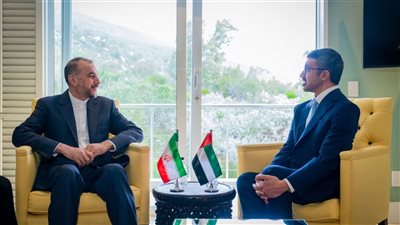 مكالمة هاتفية بين وزير الخارجية الإماراتي ونظيره الإيراني لبحث تعزيز العلاقات