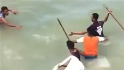 تداول مقطع فيديو لشباب يضربون المصطافين بالشؤم والعصا بشاطئ ميامي