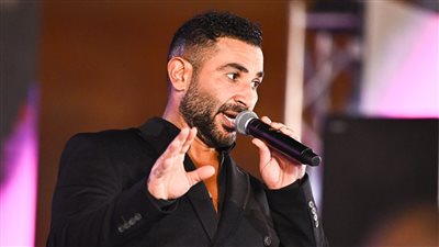 أحمد سعد يصالح المرأة التونسية بطريقته الخاصة بعد أزمته الأخيرة| استقبال بالورود والأحضان