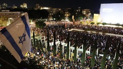 للإطاحة بنتنياهو.. آلاف الإسرائيليين يتظاهرون في تل أبيب
