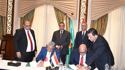 وزير التنمية المحلية يشهد توقيع عقود أرض مصنع شركة يازاكي اليابانية بالفيوم 