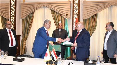 وزير التنمية المحلية يشهد توقيع عقود إنشاء أول مصنع أجنبي بالفيوم