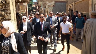 النيابة الإدارية تعاين موقع عقار بني سويف المنهار