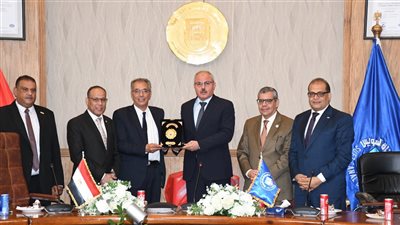 رئيس جامعة القناة يُكرم أمين عام الجامعة لبلوغه سن التقاعد