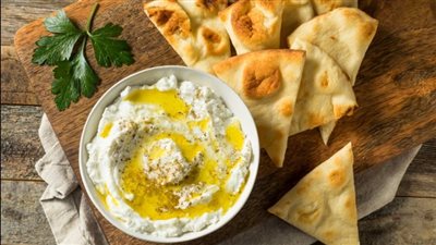 طريقة تحضير تغميسة اللبنة بالتوابل اللذيذة