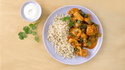 جددي سفرتك وحضري سلطة الدجاج بالكاري في دقائق