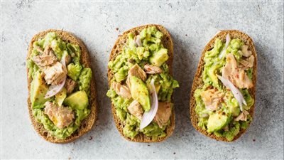 غني بالأوميجا 3| طريقة عمل توست الأفوكادو بالتونة