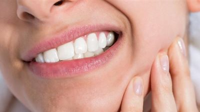 التسوس والتلف.. عواقب وخيمة من مضغ العلكة على الأسنان 