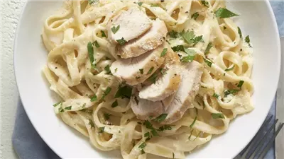 فيتوتشيني بالدجاج والكريمة علي الطريقة الإيطالية 