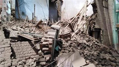 انهيار منزل قديم مكون من طابقين في أخميم 