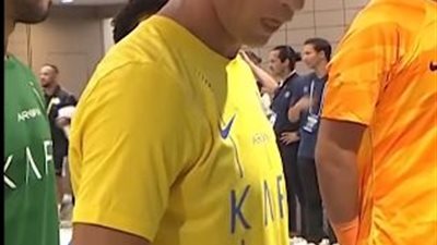 رونالدو يٌحقق أمنية طفل في مباراة النصر وباريس سان جيرمان (فيديو)
