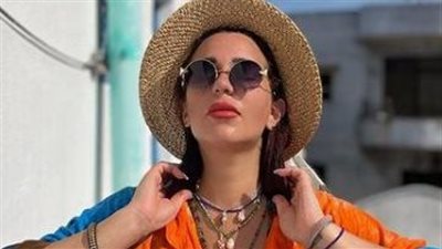 اسما شريف منير بمايوه لافت في دهب (صور)