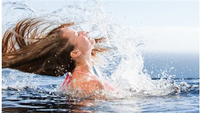 نصائح ذهبية لحماية شعرك من مياه البحر في المصايف