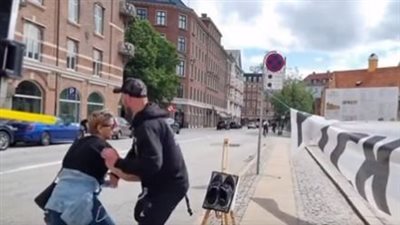 ضرب امرأة على يد الشرطة الدنماركية.. حاولت منع متطرف من حرق المصحف