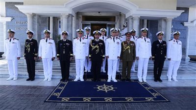 قائد القوات البحرية يلتقي نظيره من العُمانى