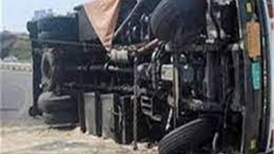 60 طن سكر على الطريق.. التحقيقات تكشف كواليس انقلاب مقطورة بالطريق الأوسطي