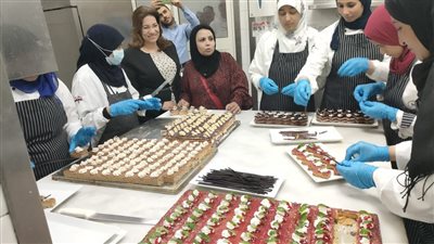 استمرار مبادرة «لقمة حلوة» لتدريب السيدات على كيفية عمل الحلويات بالبحر الأحمر