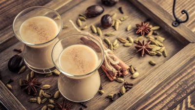 طارد للفيروسات.. طريقة عمل مشروب القرنفل بالحليب