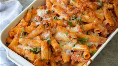 مكرونة بينك صوص بالدجاج علي خطي المطاعم 