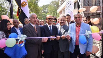 رئيس جامعة أسيوط يفتتح ملعب النجيل الصناعي لكلية التربية الرياضية